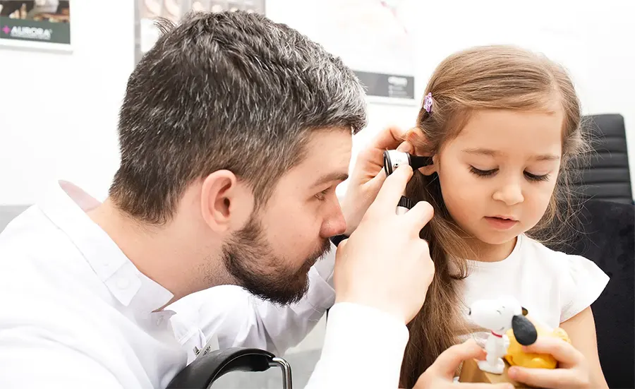 Когда нужно проверять слух у ребенка?
