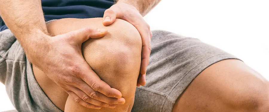 Почему болят колени
