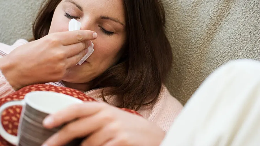 Насморк и заложенный нос - распространенные симптомы простуды