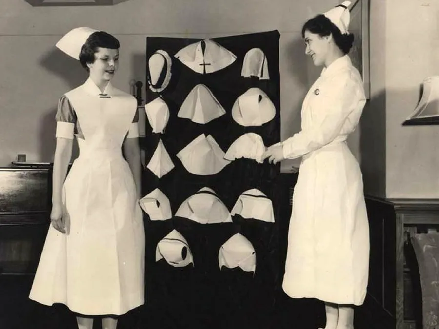 На фото История медицинской одежды