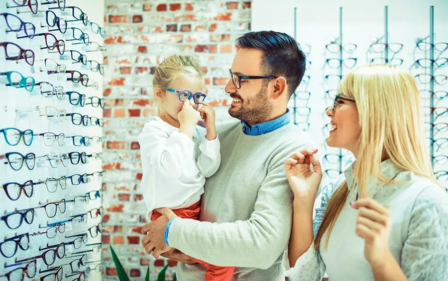 На фото В чем разница между дорогими и дешевыми очками для зрения?