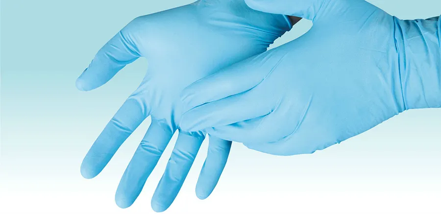 На фото Правильное использование одноразовых медицинских перчаток