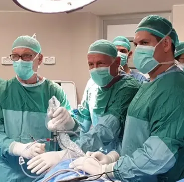 На фото Ортопедические Операции в Израиле: Лечение в Клинике Ассута