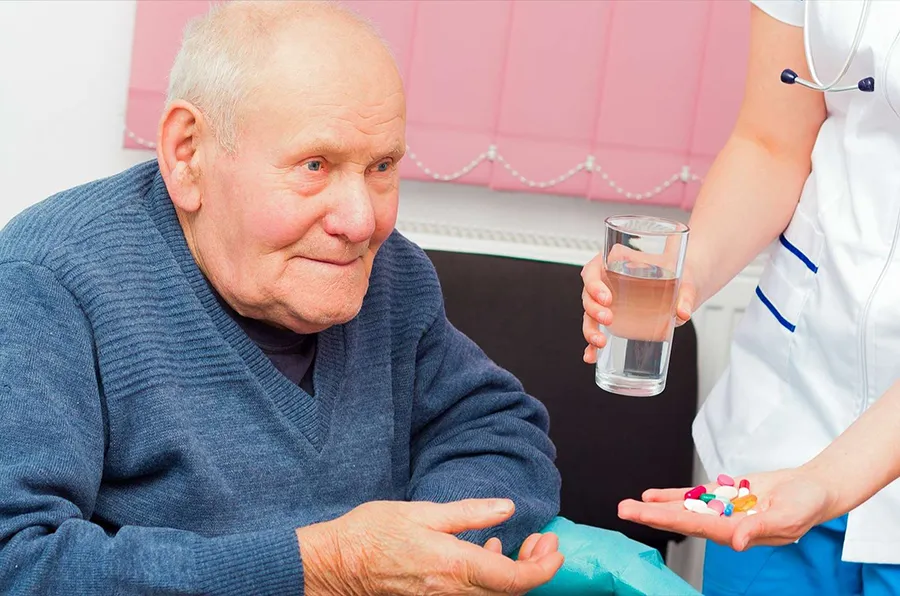 На фото Чем отличаются дома престарелых для больных Альцгеймером