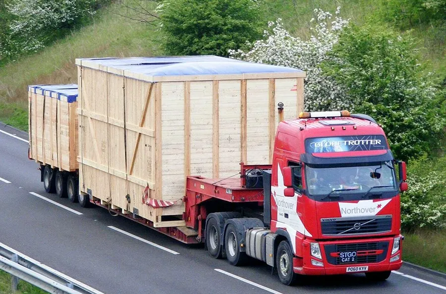 На фото Международная доставка крупногабаритных грузов: вызовы и решения для перевозки больших и тяжелых предметов по всему миру