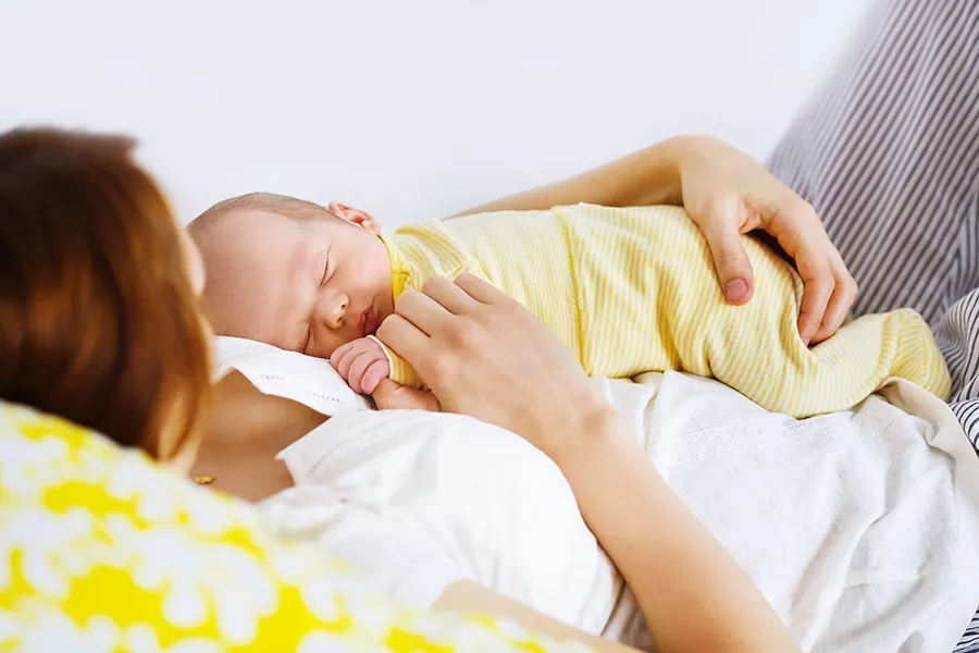 На фото Як відучити дитину спати на руках