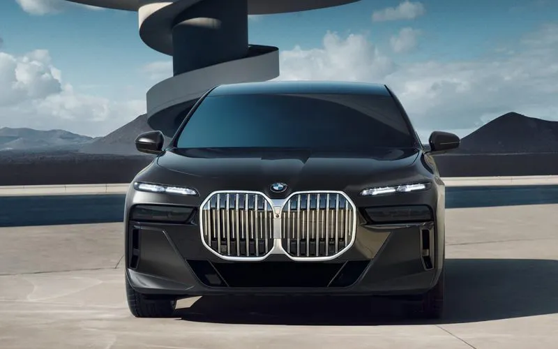 на фото Автомобиль BMW 7: обновления в 2023 году