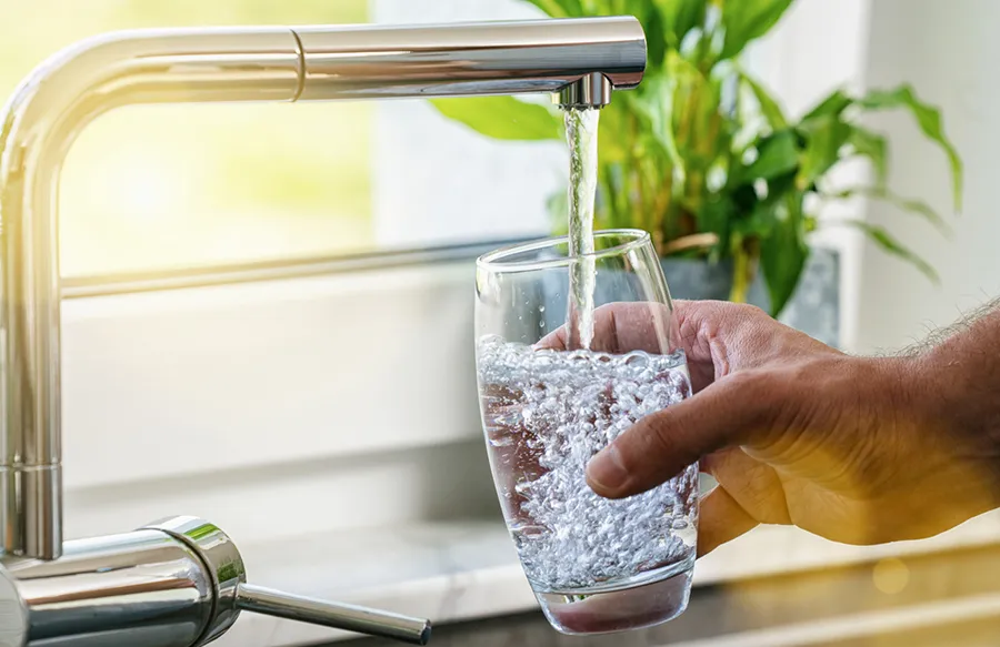 на фото Бытовые фильтры для воды: важность чистой воды для здоровой жизни