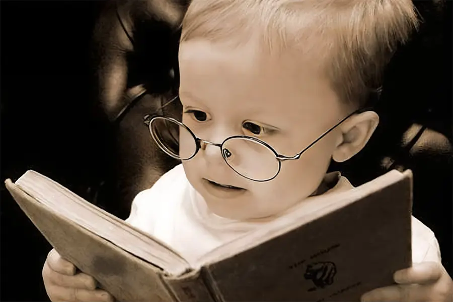 на фото Чим корисне читання книжок