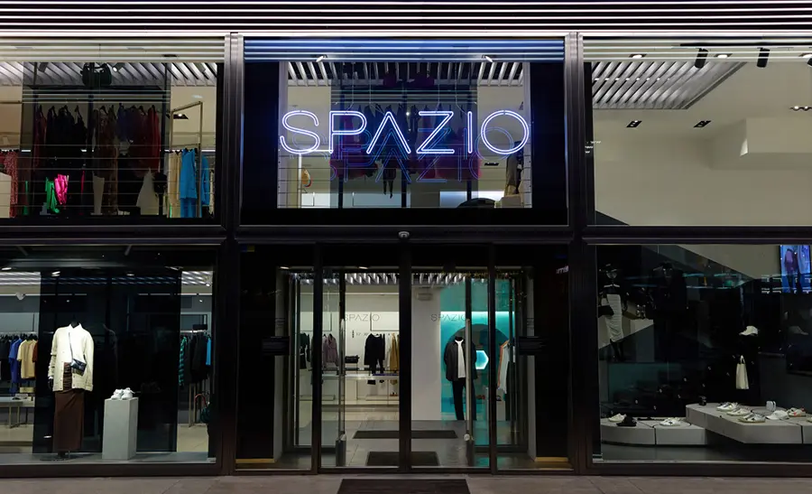 на фото Spazio: Ваш Провідник у Світ Брендової Моди
