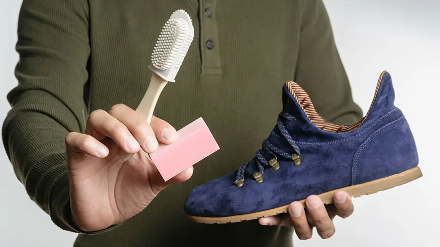 Как почистить замшевую обувь народными средствами